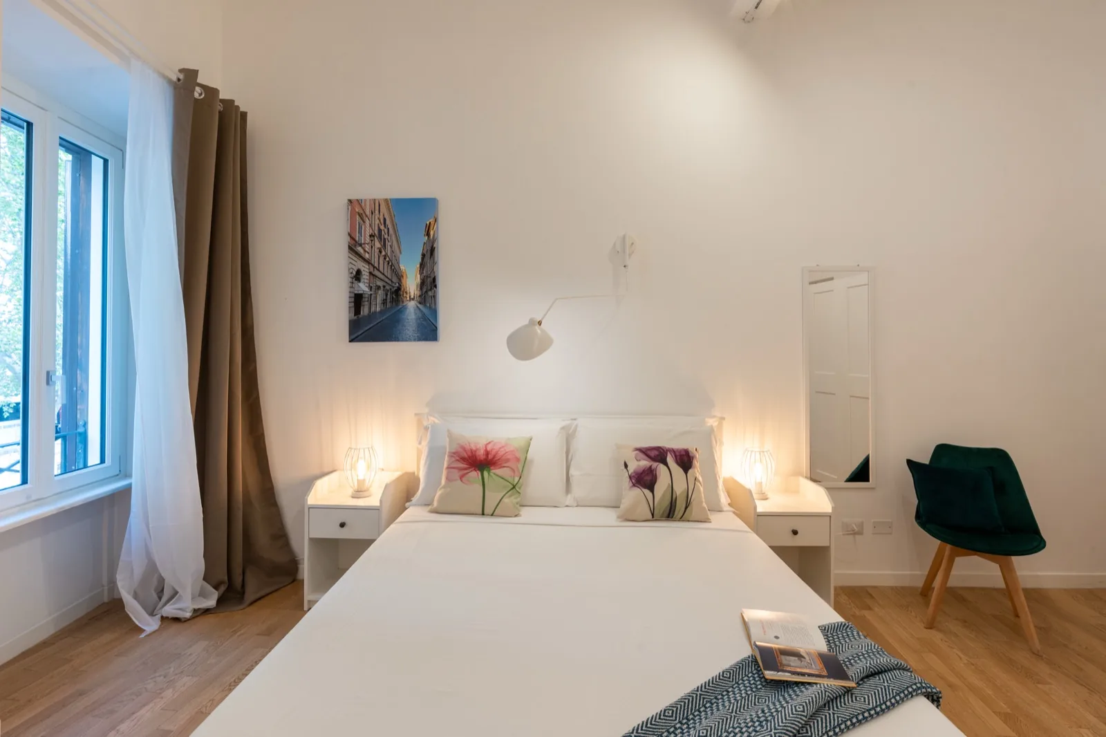 Camera da letto di un appartamento in locazione turistica a Roma gestito da ReRent Group, con finestra sulla strada
